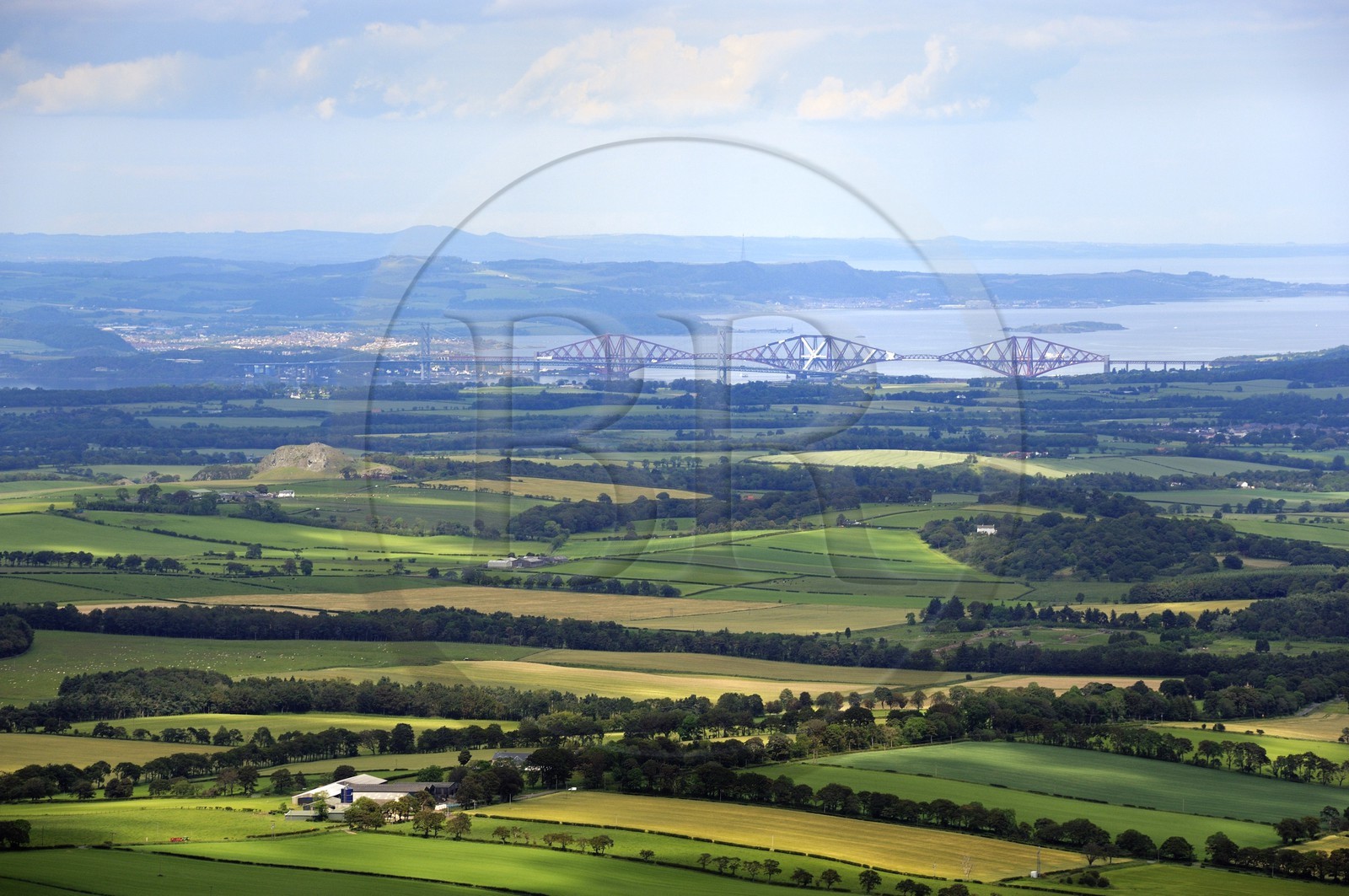 Royaume-Uni, Ecosse, West Lothian, le Forth railway bridge (pont ferroviaire de Forth) en arrière plan de la campagne (vue aérienne)