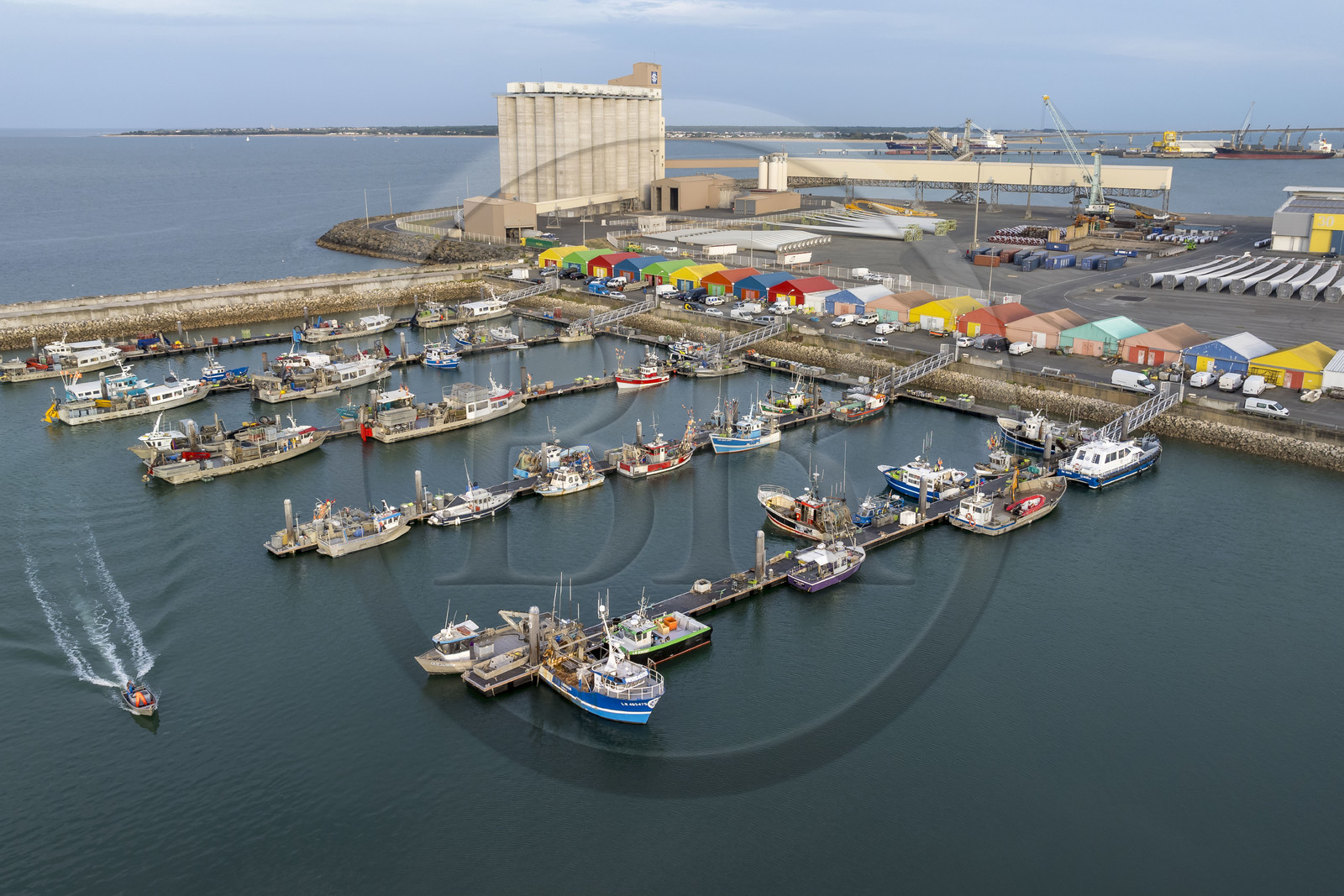 France, Charente-Maritime (17), La Rochelle, Port de pêche de Chef de Baie, le bassin des coureauleurs et le Port de commerce de La Pallice en arrière plan (vue aérienne) France, Charente-Maritime (17), La Rochelle, Port de pêche de Chef de Baie, le bassin des coureauleurs et le Port de commerce de La Pallice en arrière plan (vue aérienne)