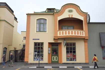 Namibie, région de Erongo, la station balnéaire de Swakopmund fondée en 1892 par des colons allemands, droguerie et pharmacie de 1909 dans Kaiser Wilhelm Strasse (devenu Sam Nujoma Avenue)