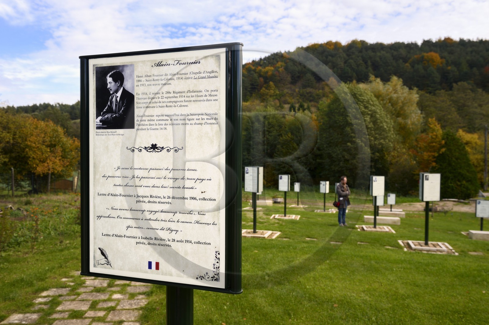 France, Meuse (55), Parc régional de Lorraine, Cotes de Meuse, le Jardin Littéraire de Saint-Remy-la-Calonne, 16 panneaux en 3 langues (Français, Allemand et Anglais) évoquant au travers d'extraits de leurs textes le vécu et les réflexions d'écrivains combattants emblématiques de la Grande Guerre
