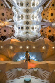 Espagne, Catalogne, Barcelone, quartier de l'Eixample, basilique de la Sagrada Familia de l'architecte du modernisme catalan Antoni Gaudi classée Patrimoine Mondial de l'UNESCO, la statue en bronze de Saint Georges (Sant Jordi) par le sculpteur Subirachs au centre de l'intérieur de la facade de la Gloire et la voute de la Nef en haut