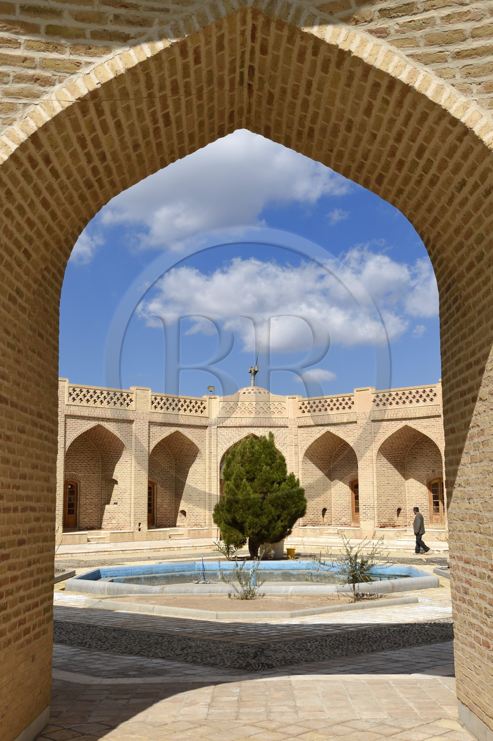 Iran, Province de Yazd, en bordure du désert du Dasht-e Kavir, le vieux village de Kharanaq, caravansérail datant de l'époque de la Dynastie kadjar