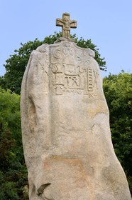 France, Côtes-d'Armor (22), Côte de Granit Rose, Pleumeur-Bodou, menhir de Saint-Duzec, gravé lors de sa christianisation au XVII e siècle