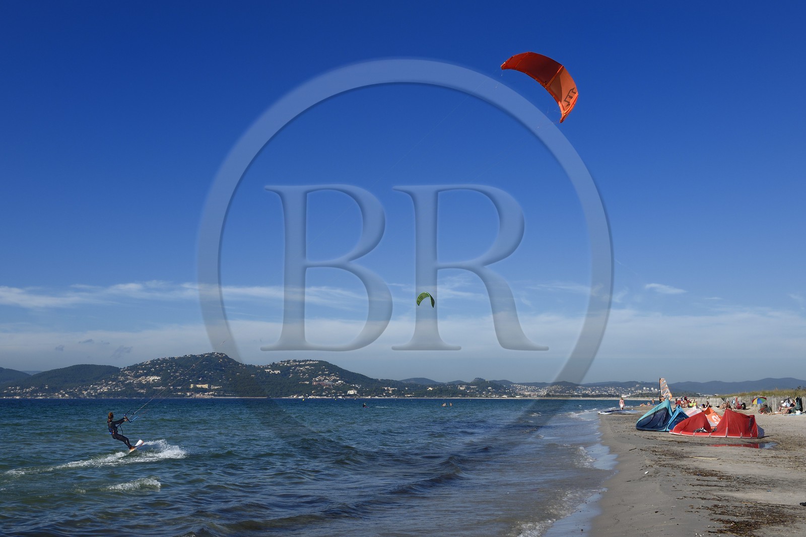 France, Var (83), Hyères, Presqu'Ile de Giens, pratique du kitesurf sur la plage de l'Almanarre