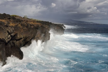 France, Ile de la Reunion, L'Etang Salé les Bains, la côte entre Le Gouffre et l'Etang du Gol, roches noires basaltiques d'origine volcanique tourmentées par l'océan