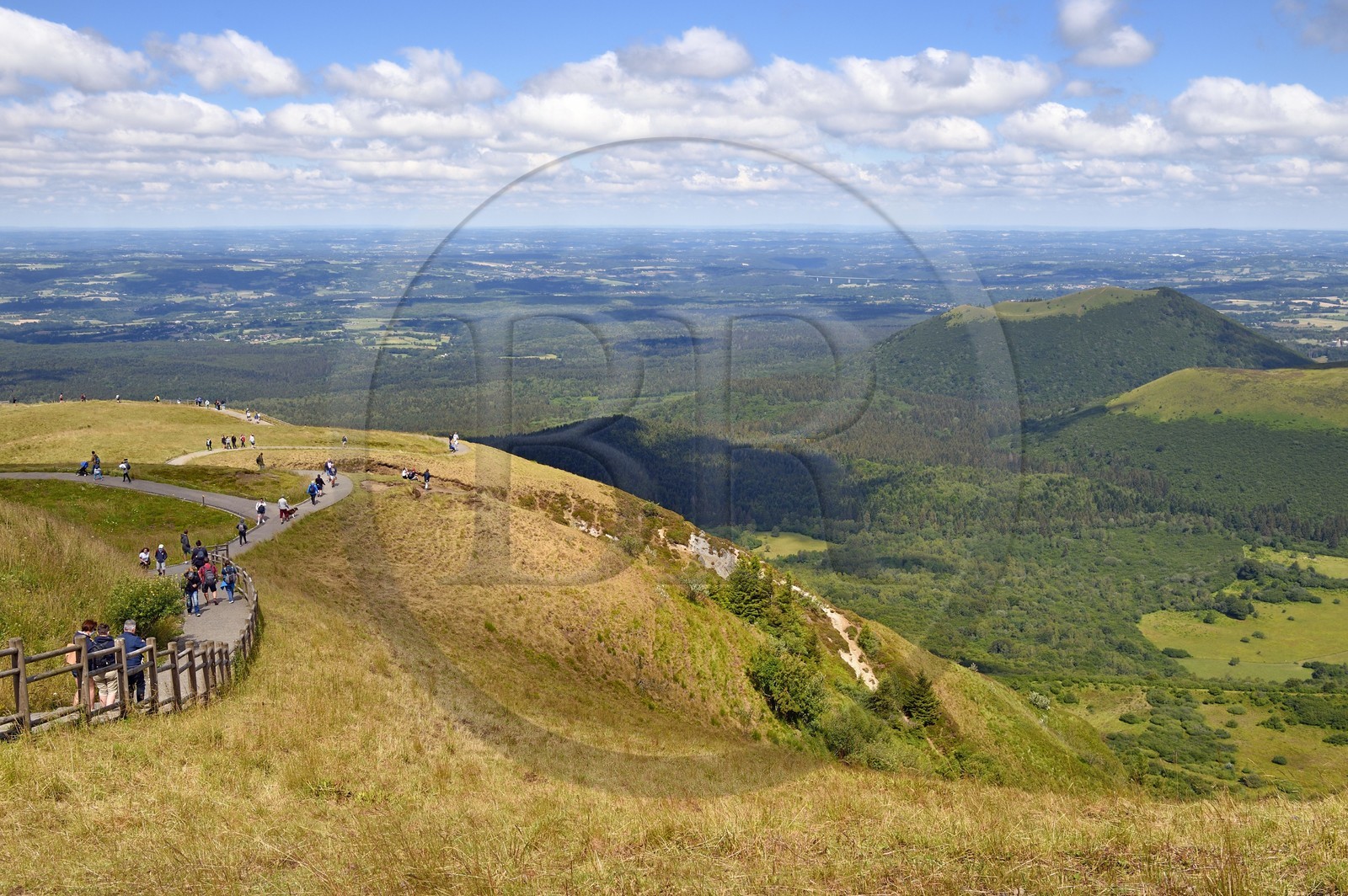 France, Puy-de-Dôme (63), Parc Naturel Régional des Volcans d'Auvergne, Chaine des Puys classée Patrimoine Mondial de l’UNESCO, le Puy de Dôme et le Puy de Côme en arrière plan