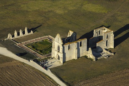 France, Charente-Maritime (17), ile de Ré, abbaye des Châteliers au sud de La Flotte (vue aérienne)