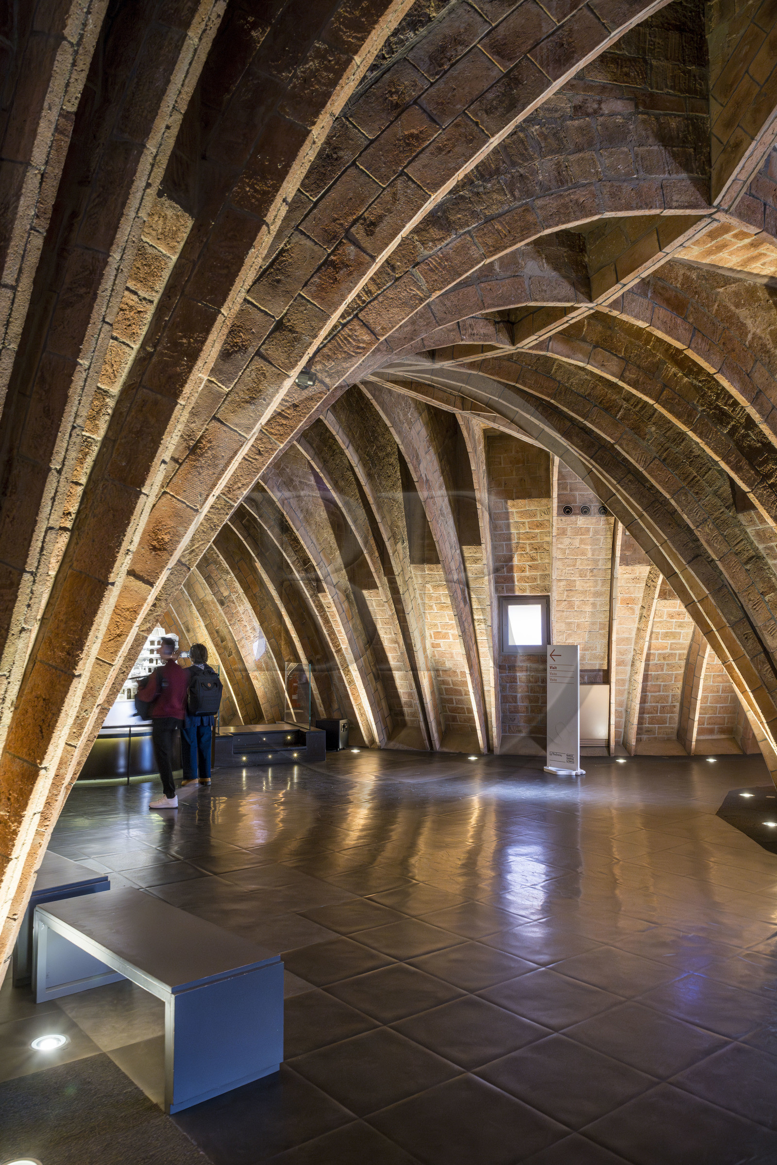 Espagne, Catalogne, Barcelone, quartier de l'Eixample, Passeig de Gracia, Pedrera ou Casa Mila (1905-1910) de l'architecte du modernisme catalan Antoni Gaudi, site classé au Patrimoine Mondial de l'UNESCO, les voûtes en chaînette des combles