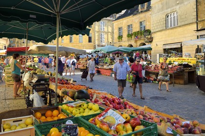 France, Dordogne, Perigord Noir, Dordogne valley, Sarlat la Caneda, market day on Place de la Liberté (Liberty square)