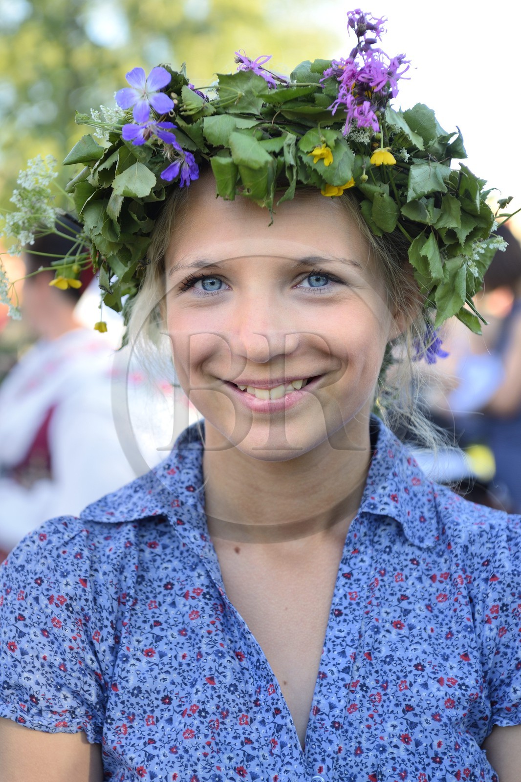 Suède, comté de Dalécarlie, région de Leksand, célébrations du solstice d'été dans le petit hameau de Hjulbäck, couronne de fleures pour jeunes filles célibataires Suède, comté de Dalécarlie, région de Leksand, célébrations du solstice d'été dans le petit hameau de Hjulbäck, couronne de fleures pour jeunes filles célibataires