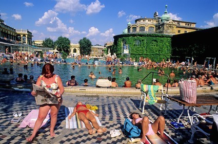 Hongrie, Budapest (Pest), les célèbres bains de Szechenyi