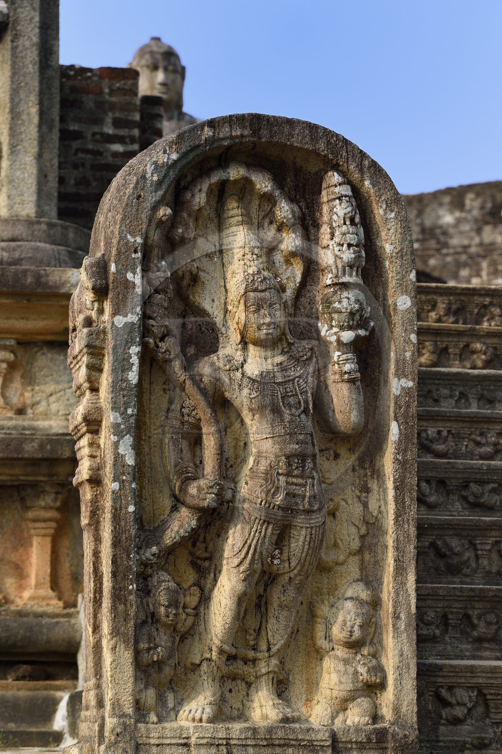 Sri Lanka, province du Centre-Nord, Polonnaruwa, l'ancienne capital du pays (XIe au XIIIe siècle) est classée au Patrimoine Mondial de l'UNESCO, terrasse de la relique de la dent (Dala Maluwa), Vatadage (chambre des reliques), gardien en bas-relief