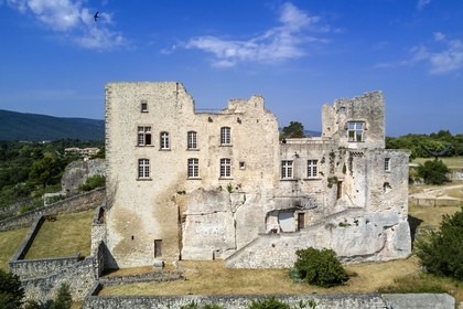 France, Vaucluse (84), Parc Naturel Regional du Luberon, Lacoste, chateau de Lacoste, une des residences du Marquis de Sade et de nos jours propriété de Pierre Cardin (vue aérienne)