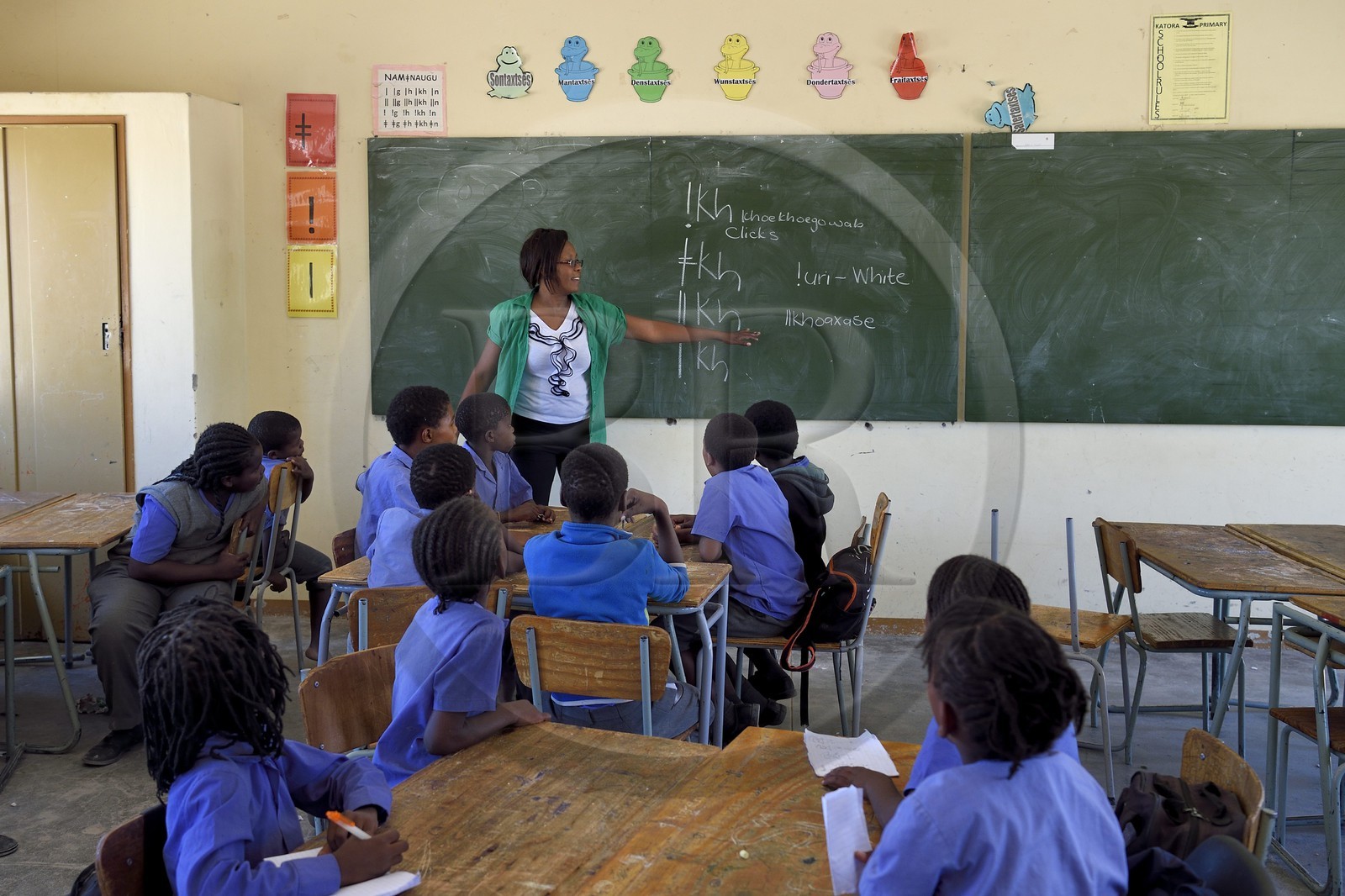 Namibie, région de Erongo, Damaraland, le Spitzkoppe dans le désert du Namib, Ecole primaire de Katora (Katora Primary School), salle de classe 4 (autour de 11 ans), la professeur Monalisa Seibes enseigne les langues khoïsan utilisant un claquement sonore de la langue appelé clic