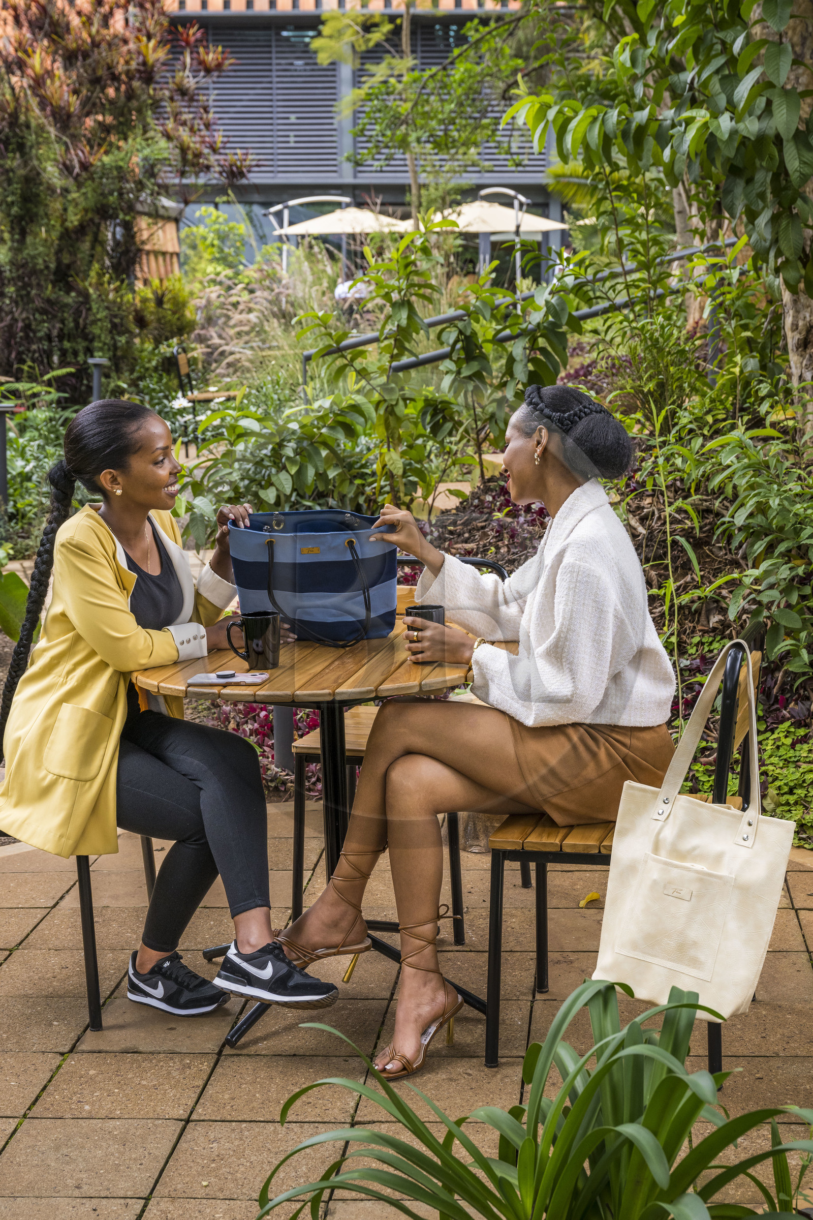 Rwanda, Kigali, Norrsken House Kigali, la styliste Gloria Girabawe, fondatrice et PDG de Flove, présente un nouveau sac de sa collection à son amie Winnie Shema