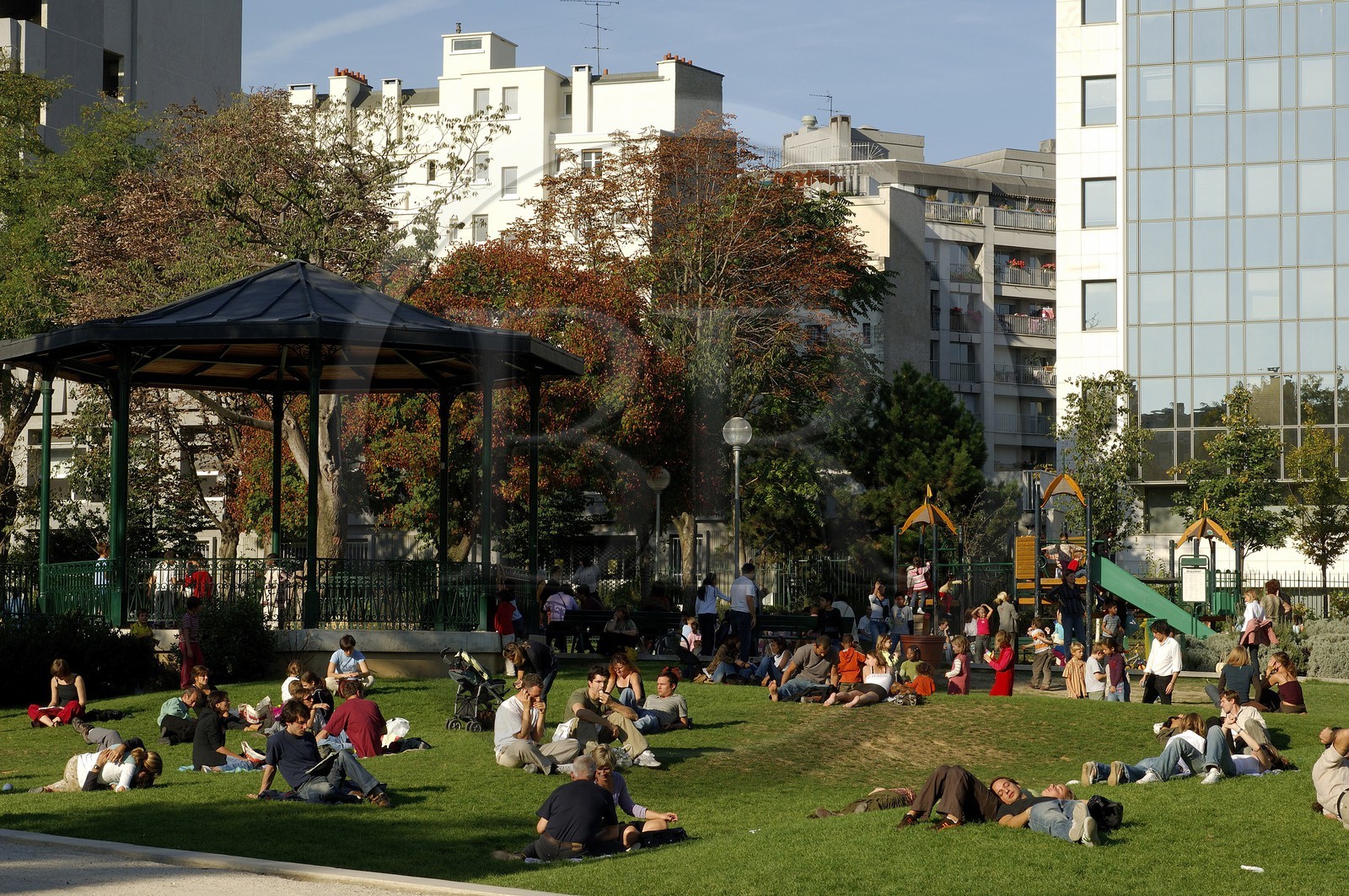 France, Paris (75), le jardin Villemin au bord du canal Saint-Martin
