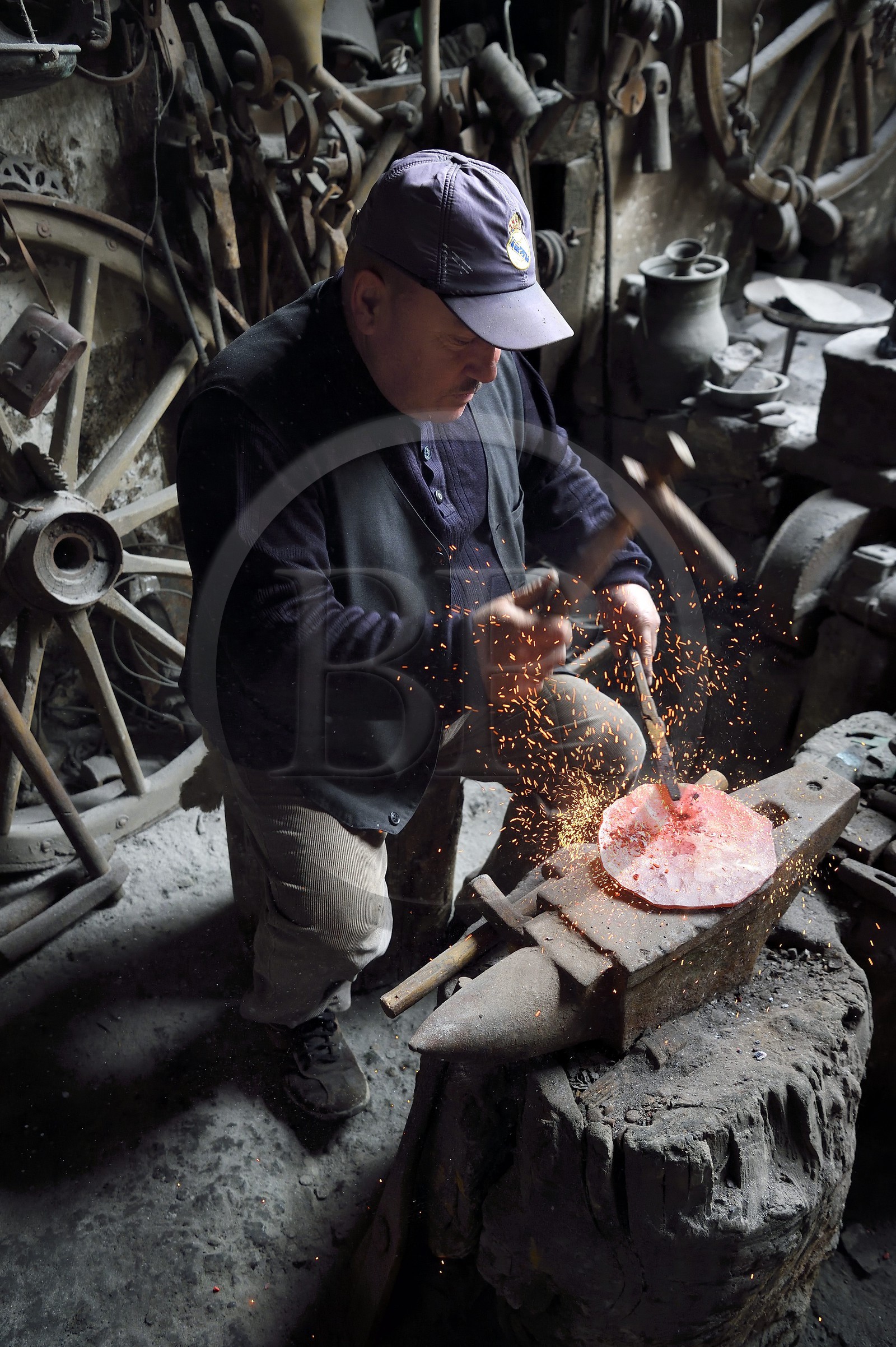 Azerbaïdjan, région de Ismailli, Lahij (Lahic), l'artisan Kableyi, huitième génération de forgeron spécialisé dans le cuivre Azerbaïdjan, région de Ismailli, Lahij (Lahic), l'artisan Kableyi, huitième génération de forgeron spécialisé dans le cuivre