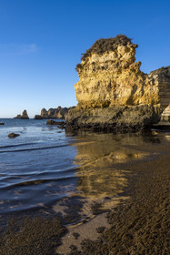 Portugal, Algarve, Lagos, la plage de Praia Dona Ana bordée par des falaises escarpées