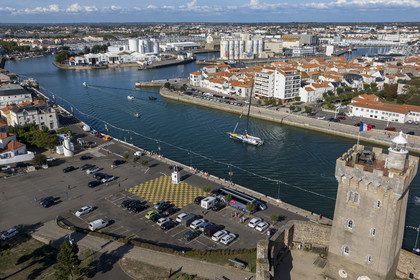 France, Vendée (85), Les-Sables-d'Olonne, bateaux dans le chenal d'accès aux ports et la Tour d'Arundel du XIVème siècle, ancien donjon reconverti en phare et musée de la mer (vue aérienne)