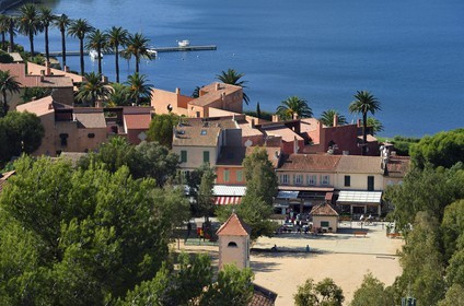 France, Var (83), Iles d'Hyères, parc national de Port Cros, Ile de Porquerolles, village de Porquerolles, église de Sainte Anne sur la Place d'Armes