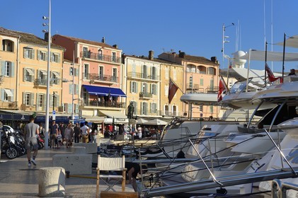France, Var (83), Saint-Tropez, yacht quai Jean Jaures sur le port