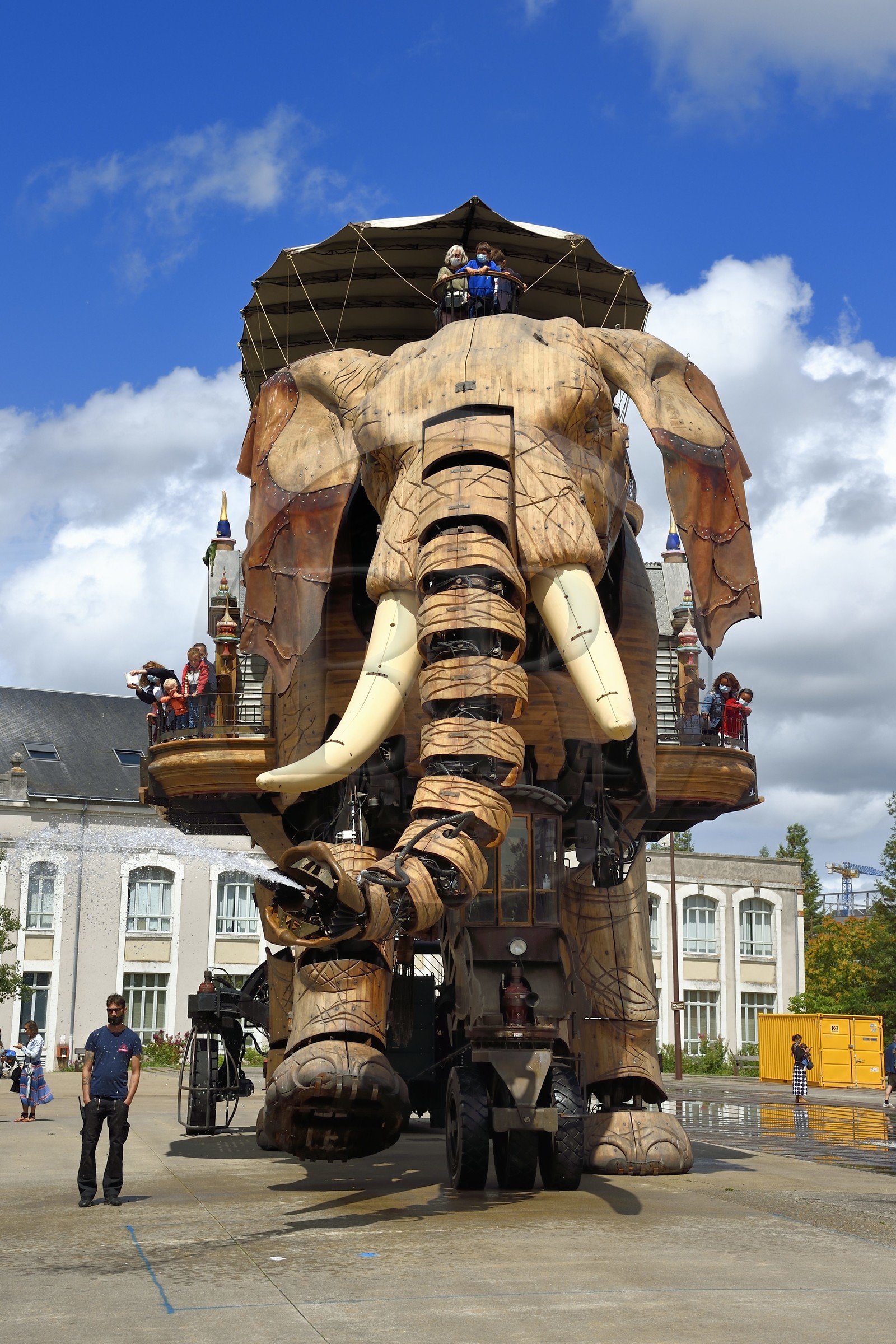 France, Loire-Atlantique (44), Nantes, Les Machines de l'Ile, projet artistique conçu par François Delarozière et Pierre Orefice, le Grand Eléphant et les hangars des anciens chantiers navals en arrière plan