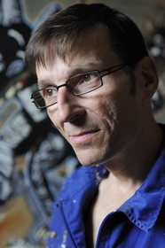 France, Hérault (34), région de Sète,  l' artiste peintre André Cervera dans son atelier de Poussan