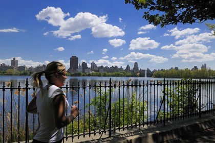 Etats-Unis, New York, Manhattan, Central Park, footing autour du Réservoir entouré de buildings