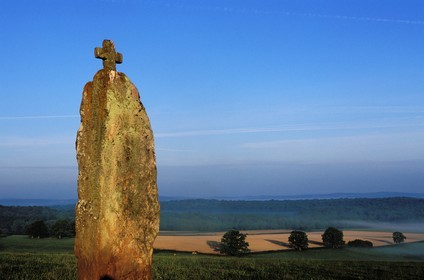 France, Saône-et-Loire (71), Mâconnais, menhir de la Chapelle-sous-Briançon