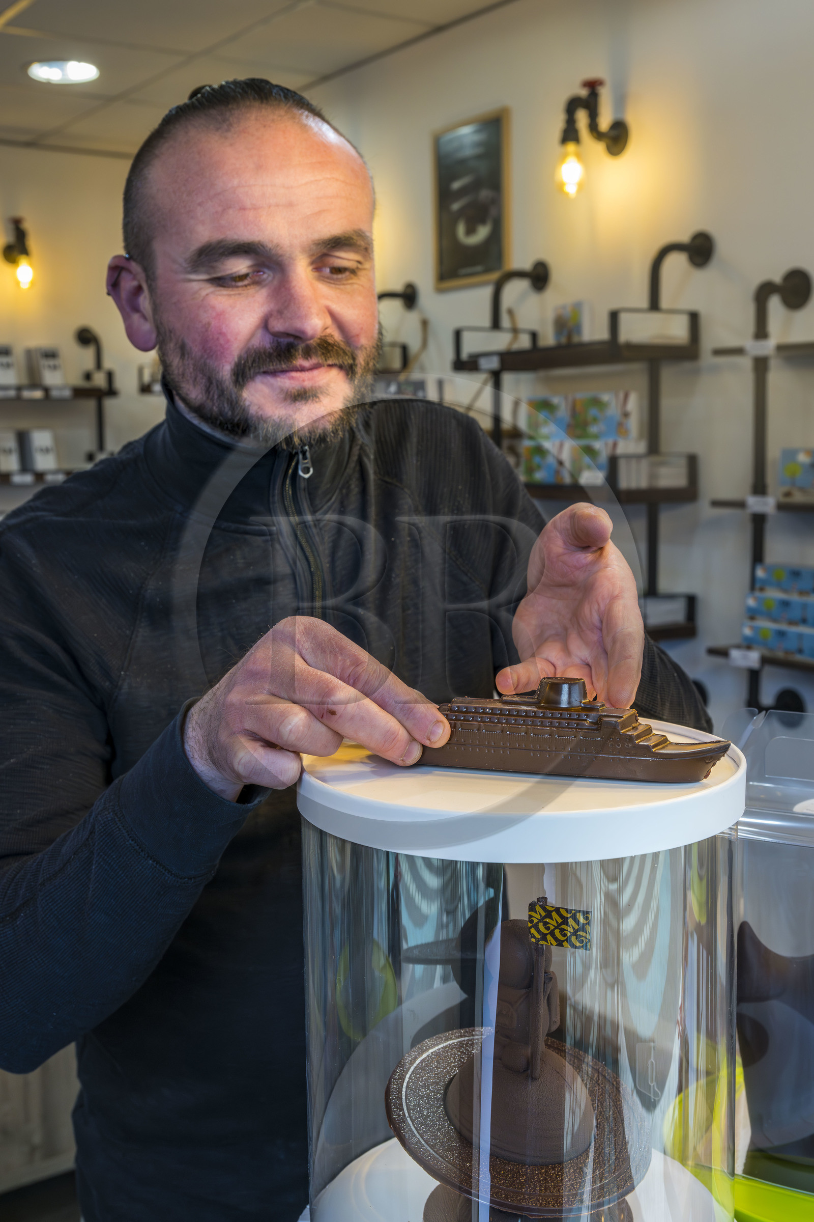France, Loire-Atlantique (44), Saint-Nazaire, l'artisan Maître chocolatier Guillaume Menand dans son magasin avec une de ses création, le paquebot