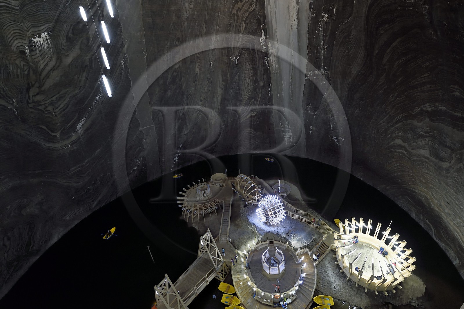 Roumanie, Transylvanie, région de Cluj, Turda, ancienne mine de sel de Turda dont l'exploitation a commencée à l'époque romaine, transformée en centre de loisirs et de santé, le lac souterrain