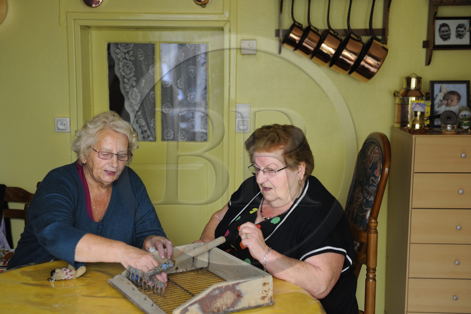 France, Manche (50), Baie du Mont-Saint-Michel, ancien port de Genêts, les Coquetières (ramasseuses de coques) Renée Neveu et Marie Gesmier