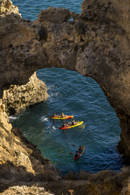 Portugal, Algarve, Lagos, randonnée en kayak au pied des falaises escarpées de la Ponta da Piedade