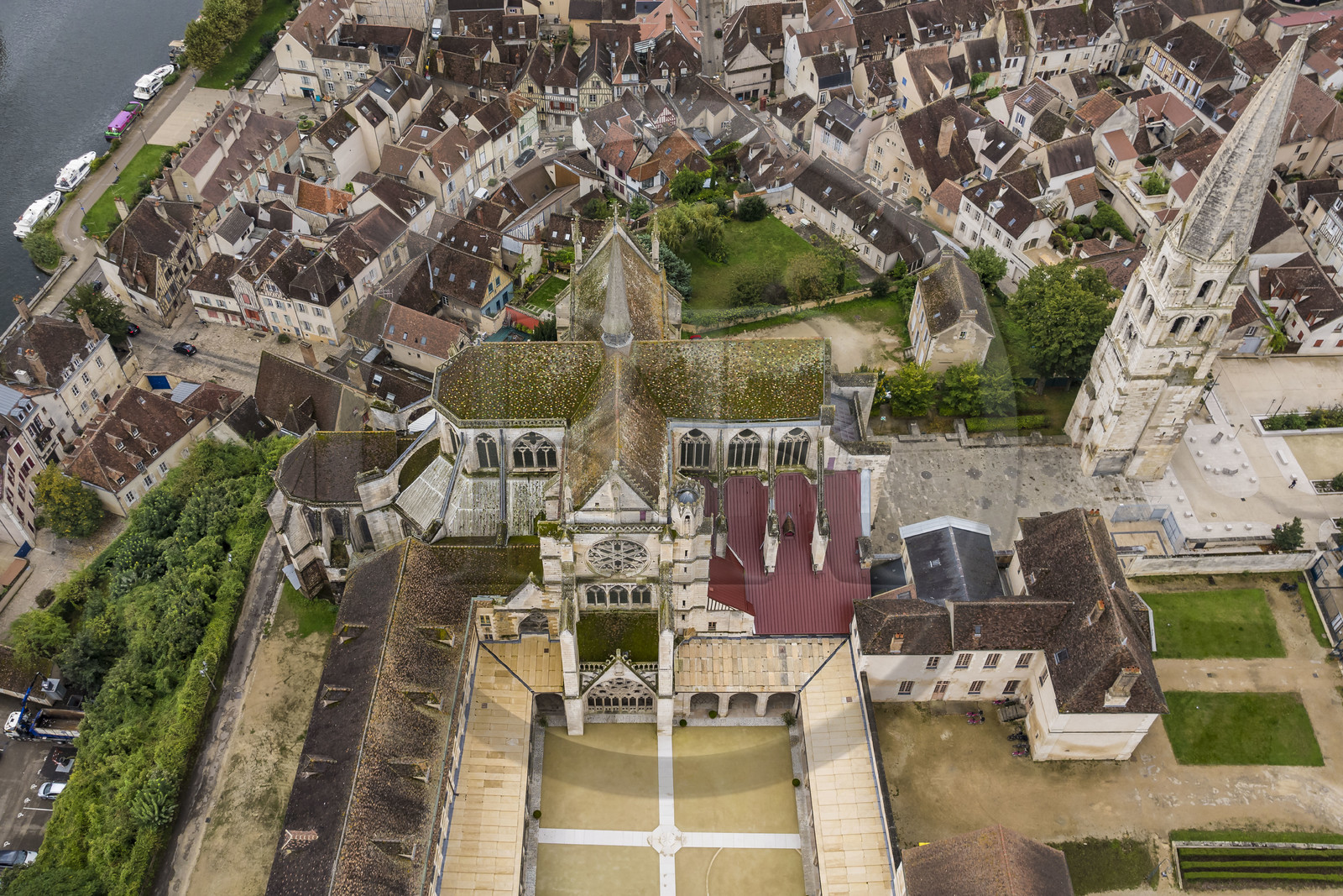 France, Yonne (89), Auxerre, Cité de la Parole et du Son, l'abbaye Saint-Germain et son cloitre surplombant le quartier de la Marine (vue aérienne)