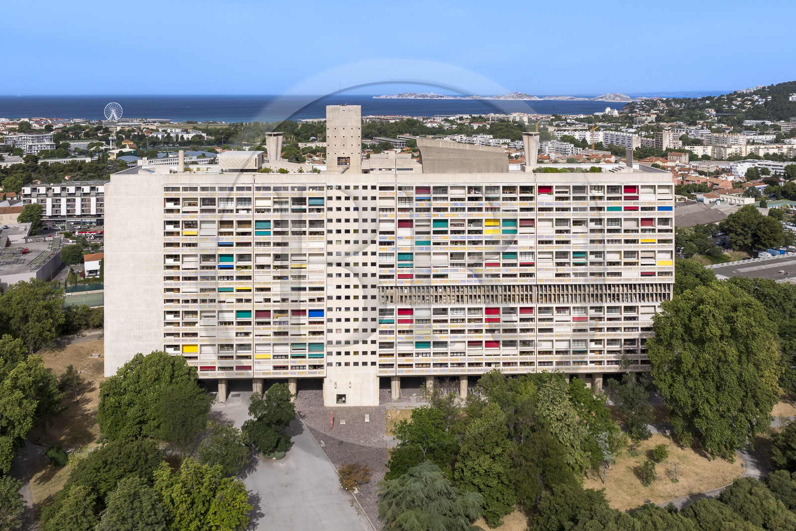 France, Bouches-du-Rhône (13), Marseille, oeuvre architecturale de Le Corbusier, classée Patrimoine Mondial de l'UNESCO, la Cité Radieuse par l'architecte Le Corbusier, le toit terrasse et la mer en arrière plan (vue aérienne)