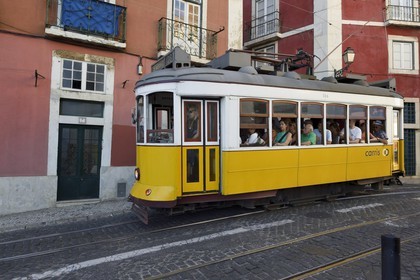 Portugal, Lisbonne, quartier de l'Alfama, tramway (electricos) dans la rua Limoeiro