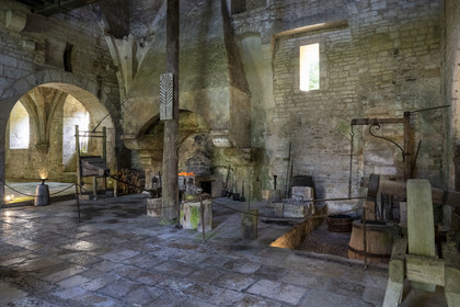 France, Côte-d'Or (21), Marmagne, l'abbaye cistercienne de Fontenay classée au Patrimoine Mondial de l'UNESCO, forge hydraulique du XIIe siècle, reconstitution d’un martinet, un gros marteau à bascule autrefois mû par l’énergie hydraulique pour forger le fer