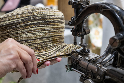 France, Côte-d'Or (21), Dijon, confection d'un chapeau de femme dans l'atelier-boutique de la rue d'Assas Bibi & Bob de la modiste Sara Tintinger, Meilleur Ouvrier de France, le chapeau est travaillé sur du ruban de velourette