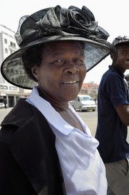 Zimbabwe, Bulawayo, femme au chapeau sur Leopold Takawira Avenue dans le centre ville