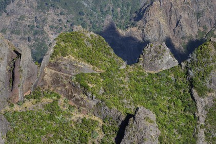 Portugal, Madeira Island, hikers on the Vereda do Areeiro hike between Pico Ruivo (1862m) and Pico Arieiro (1817m), view from Ninho da Manta (buzzard's nest) belvedere over the central mountain range
