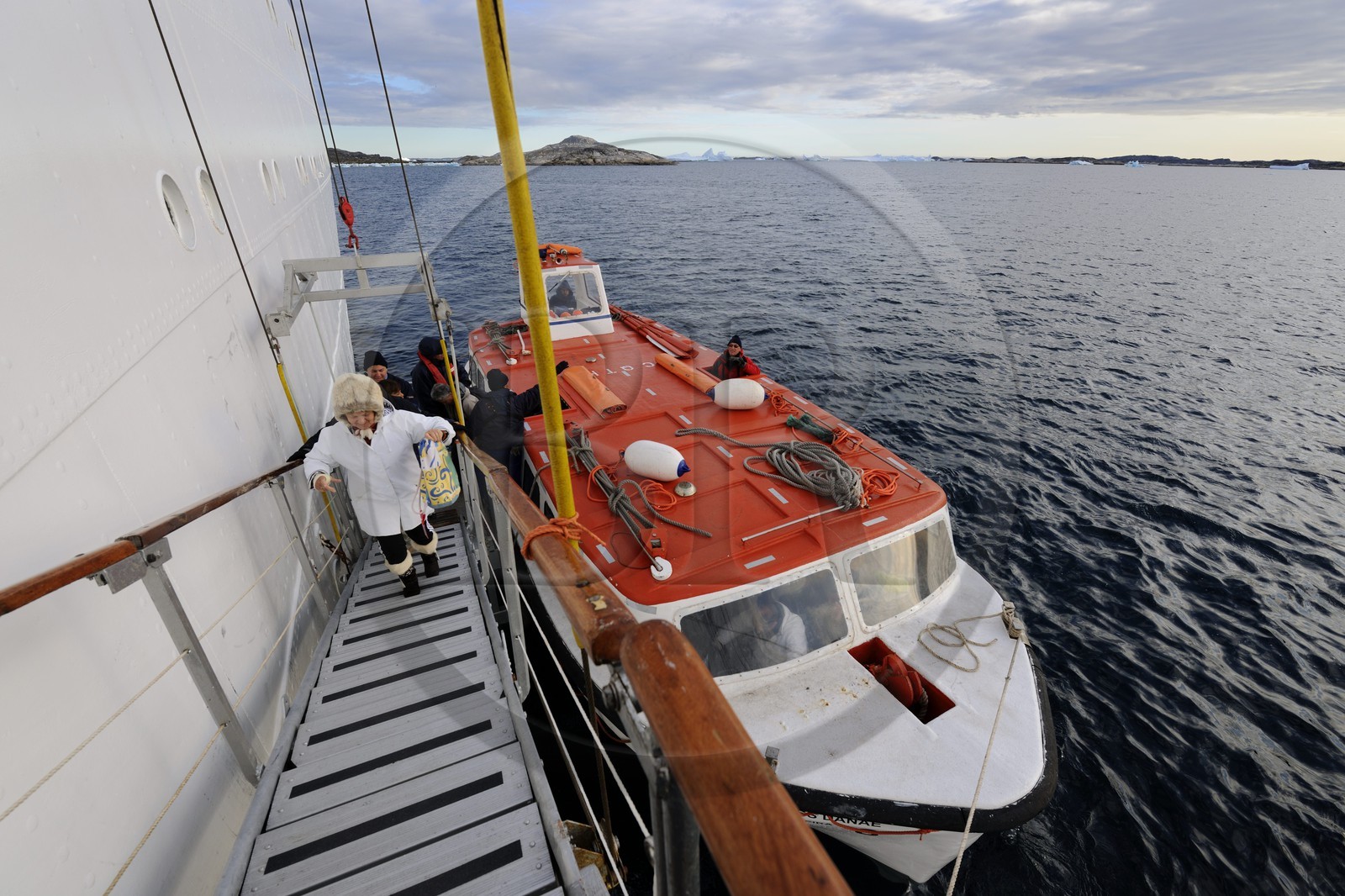 Groenland, fjord de Nanortalik, le bateau de croisière le Princess Danané au mouillage, embarquement des passagers par la chaloupe