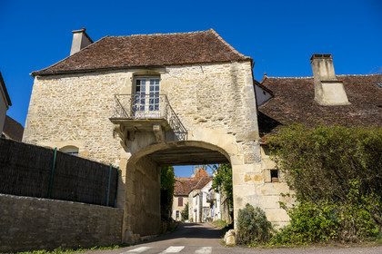 France, Côte-d'Or (21), Moutiers-Saint-Jean, porte fortifiée du village
