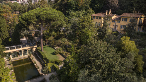 France, Alpes-Maritimes (06), Menton, le jardin Serre de la Madone, le jardin d'eau et la serre dominés par la villa du major Lawrence Johnston (vue aérienne) France, Alpes-Maritimes, Menton, the garden Serre de la Madone, the water garden and greenhouse overlooked by Major Lawrence Johnston's villa (aerial view)
