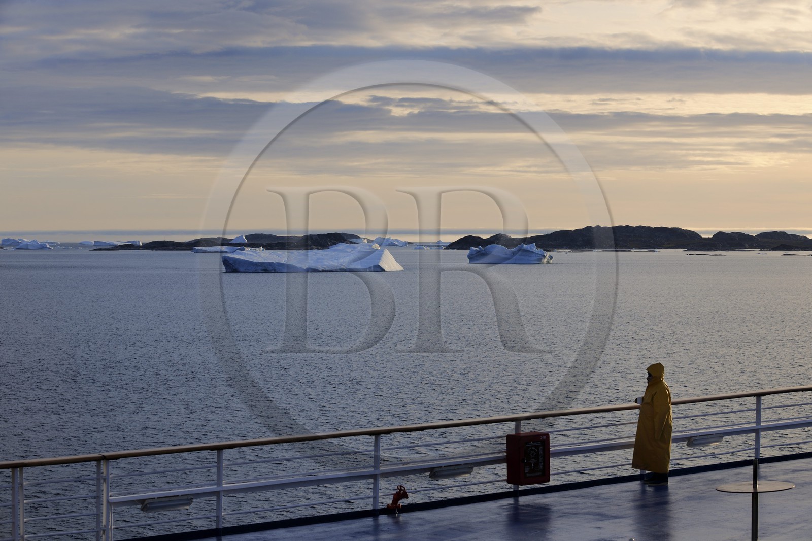 Groenland, fjord de Nanortalik, le bateau de croisière le Princess Danané progressant entre les icebergs