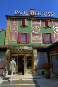 France, Rhône (69), Collonges-au-Mont-d'Or, Restaurant L'Auberge du Pont de Collonges de Paul Bocuse, trois étoiles au Guide Michelin depuis 1965