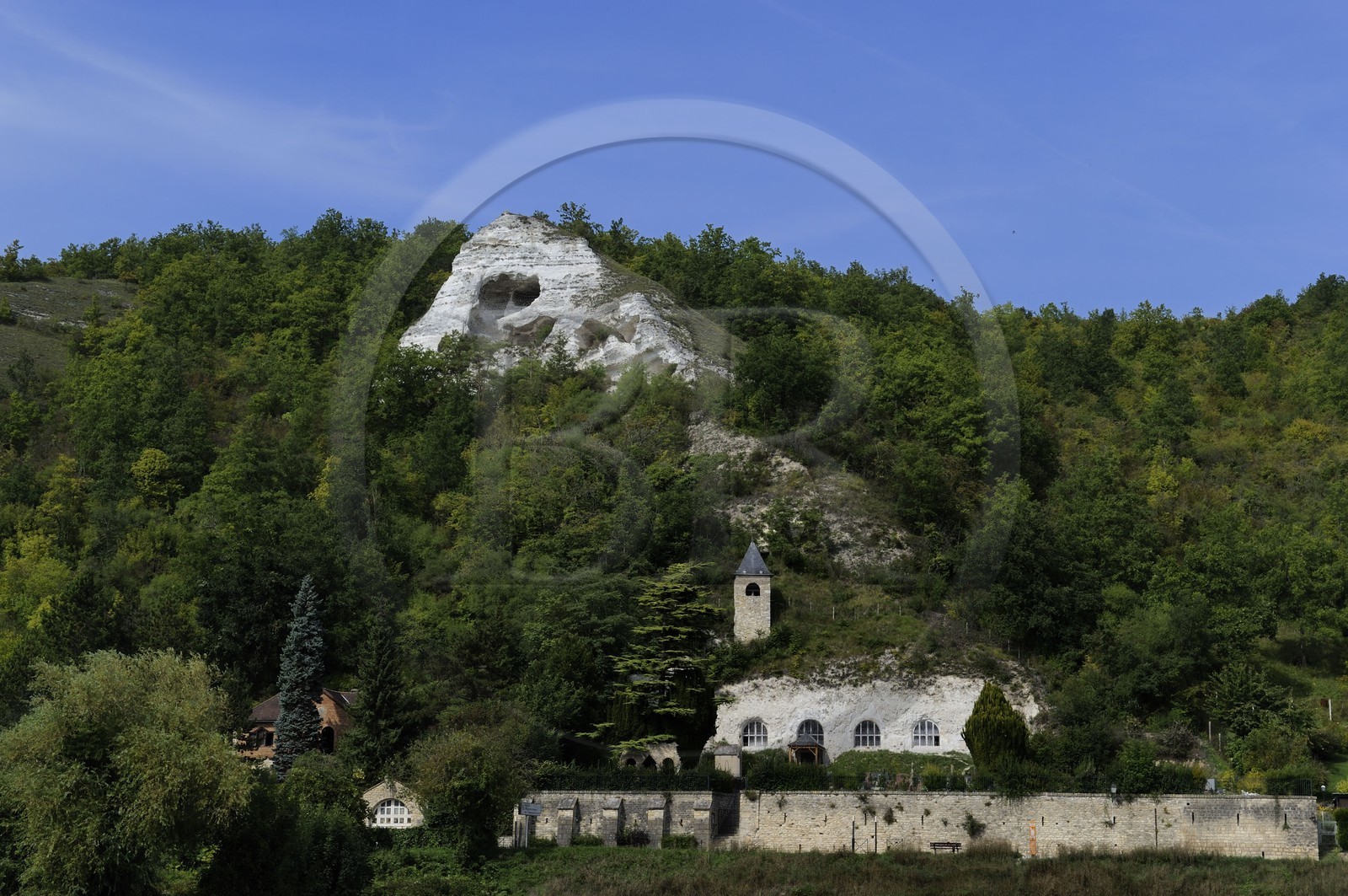 France, Val-d'Oise (95), parc naturel du Vexin français, Haute-Isle, la seule église d'Île-de-France (et l'une des rares du pays, cinq en France) à être entièrement creusée dans une falaise