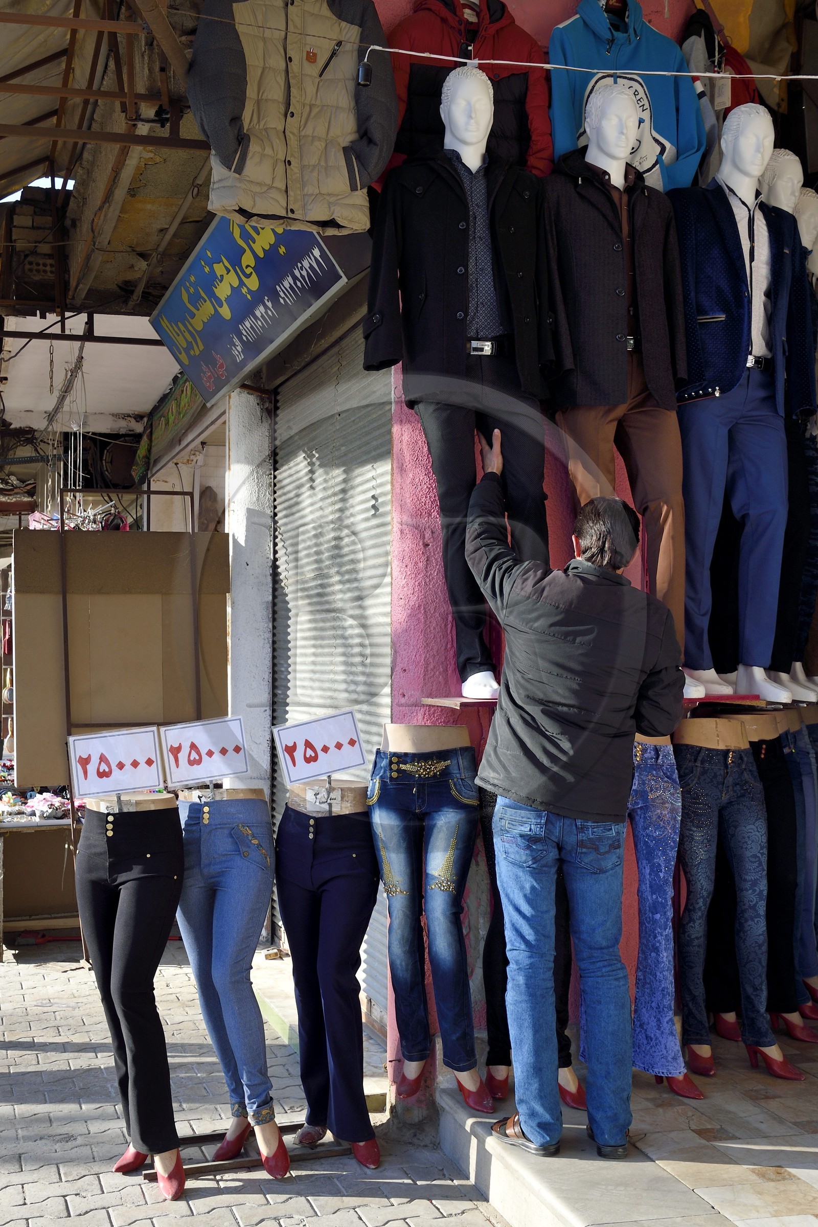 Iran, province d'Ispahan, Ispahan, Bazar-e Bozorg (Grand Bazar), magasins de vetements pour hommes et femmes