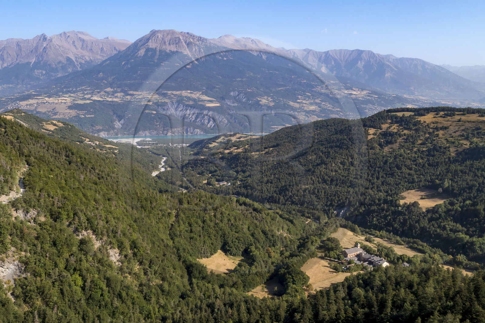 France, Hautes Alpes (05), Crots, abbaye Notre-Dame de Boscodon du XIIe siècle, le Lac de Serre-Ponçon en arrière plan (vue aérienne)