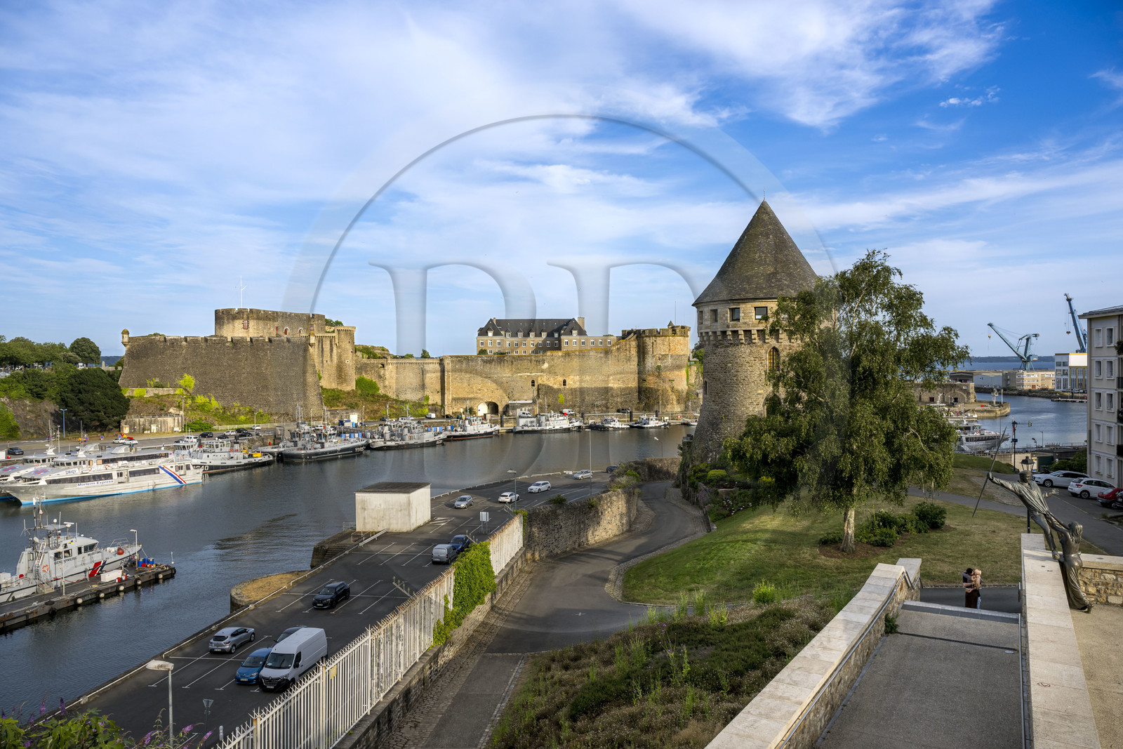 France, Finistère (29), Brest, l'arsenal, le port militaire est une base navale de la Marine nationale surplombé par le château qui abrite le musée national de la Marine à l'embouchure de la rivière Penfeld et la Tour de la Motte-Tanguy