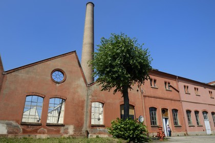 France, Haut-Rhin (68), Mulhouse, batiments partiellement abandonnés de l'entreprise textile DMC (Dollfus-Mieg et Compagnie), l'usine et une cheminée en brique